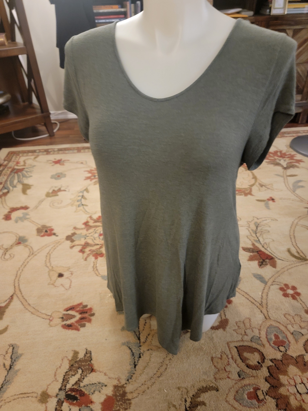 White House Black Market Women's Short-Sleeve Scoop Neck Top in Olive Green Sz L